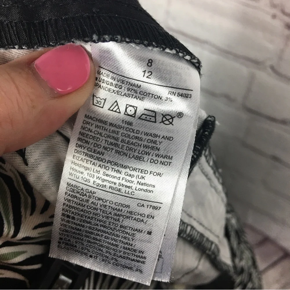 GAP Khaki Tropical Print Bermuda Shorts Womens 8 Black White Palm Leaf